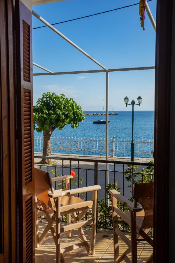 Notos Sea Front Apartment Glossa Bagian luar foto